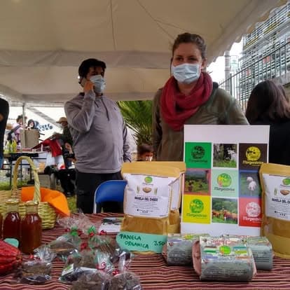 Finca Morgenbrise mit eigenen Produkten an einem Marktstand